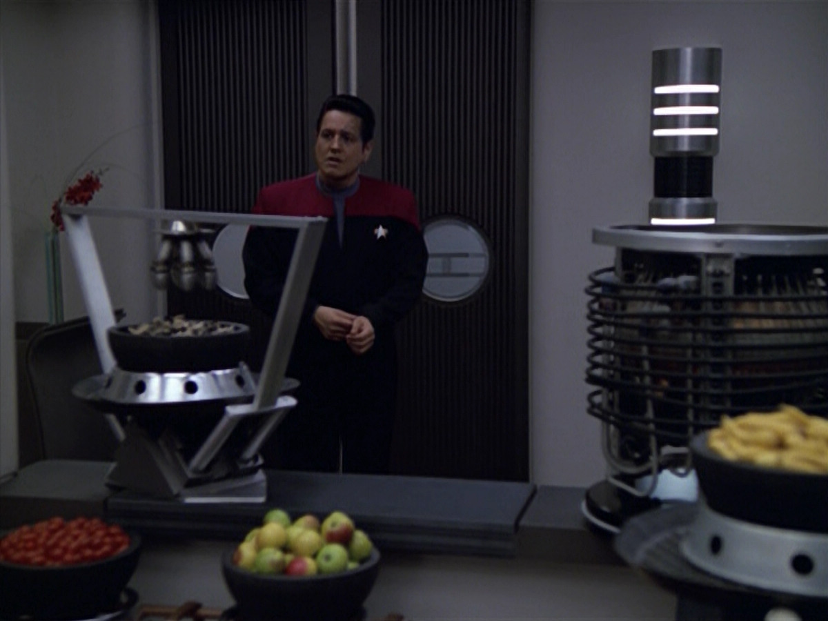 extant_StarTrek_VOY_5x21-Juggernaut_01424.jpg