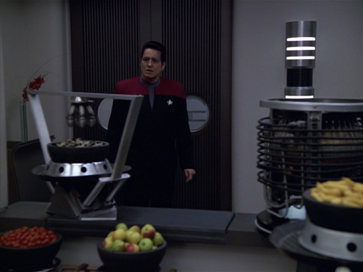 extant_StarTrek_VOY_5x21-Juggernaut_01426.jpg