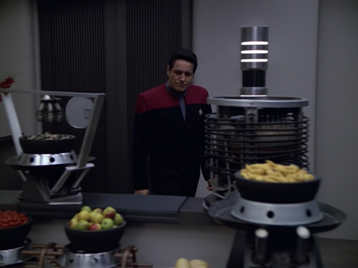 extant_StarTrek_VOY_5x21-Juggernaut_01429.jpg