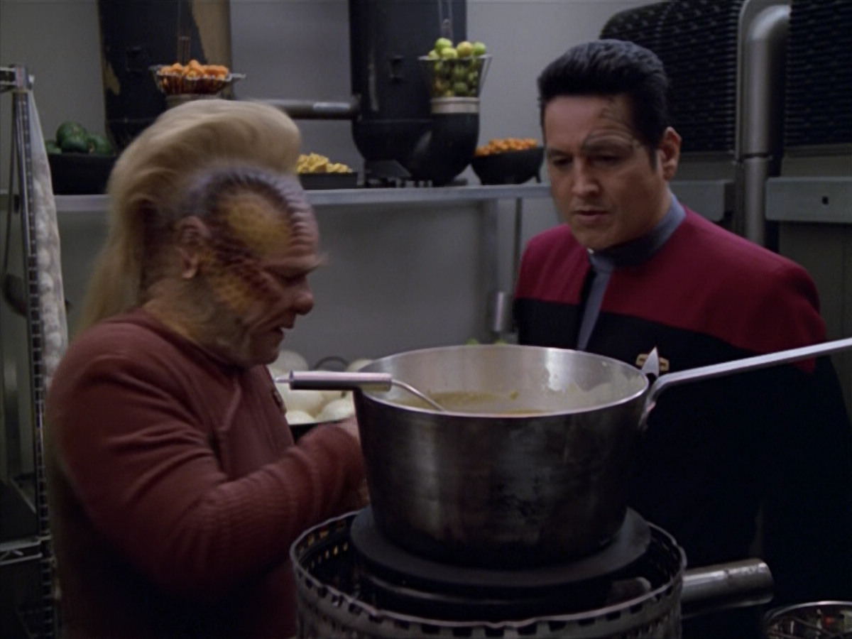 extant_StarTrek_VOY_5x21-Juggernaut_01444.jpg