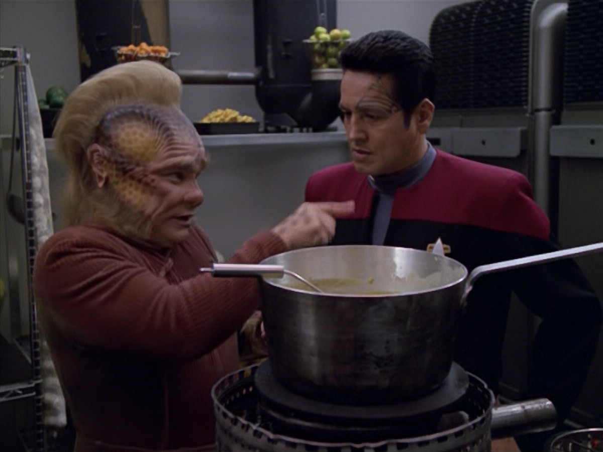 extant_StarTrek_VOY_5x21-Juggernaut_01450.jpg