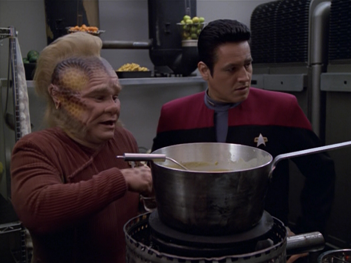 extant_StarTrek_VOY_5x21-Juggernaut_01451.jpg