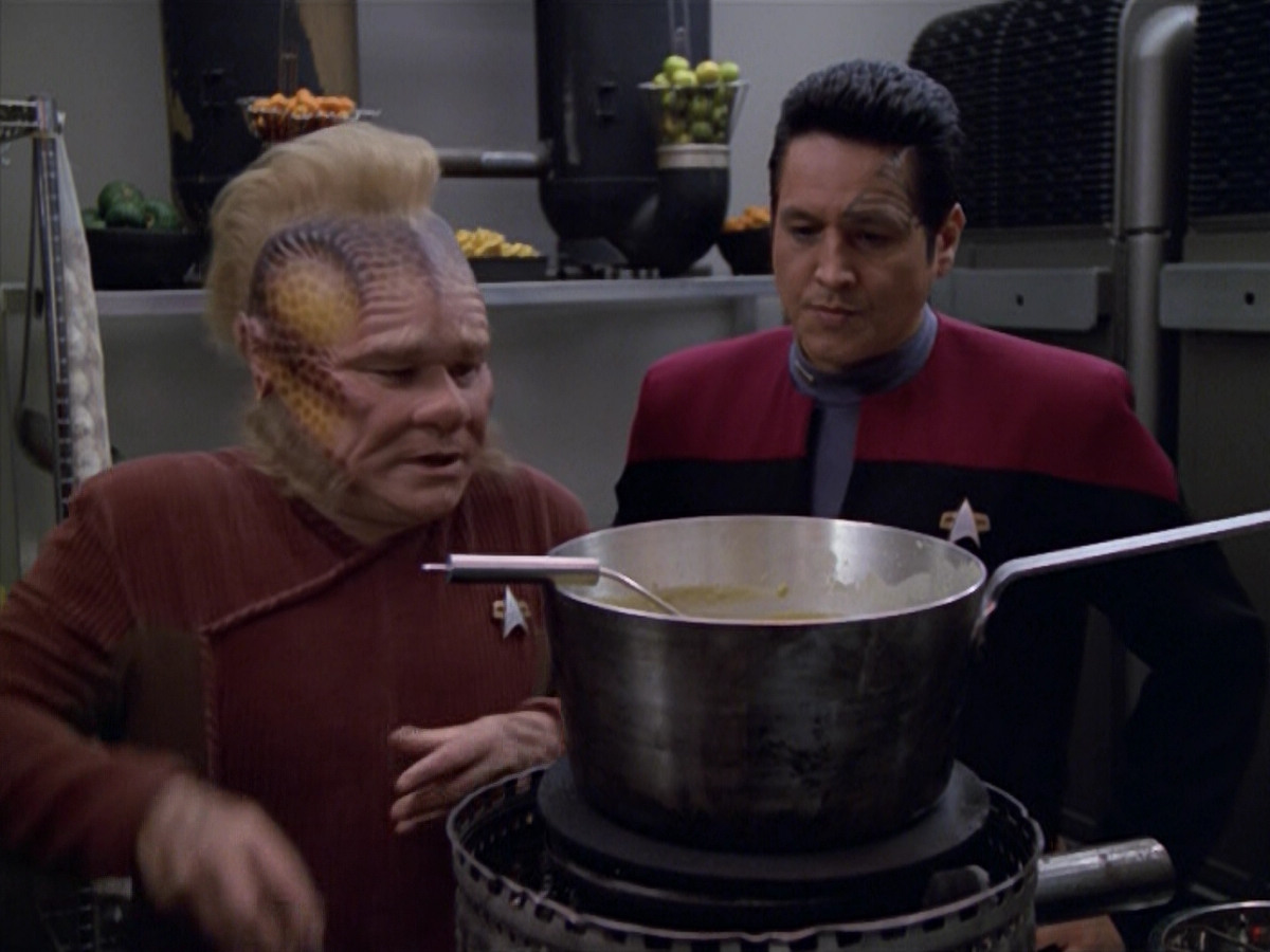 extant_StarTrek_VOY_5x21-Juggernaut_01454.jpg