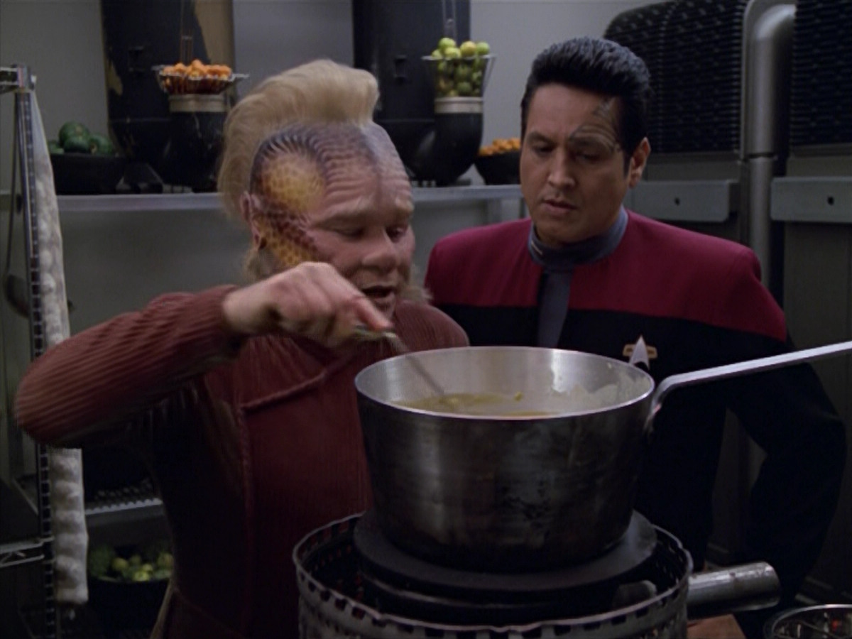 extant_StarTrek_VOY_5x21-Juggernaut_01458.jpg