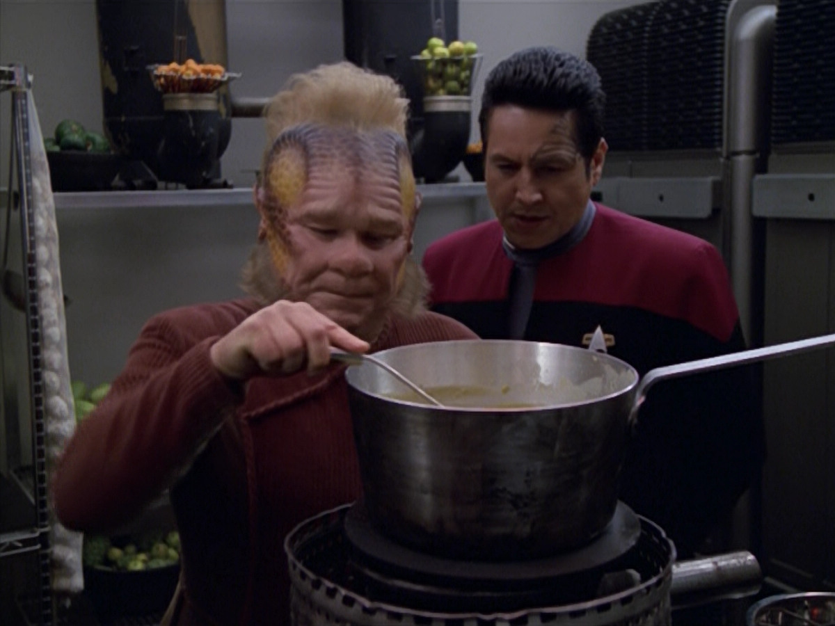 extant_StarTrek_VOY_5x21-Juggernaut_01468.jpg