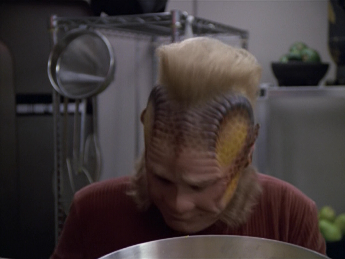 extant_StarTrek_VOY_5x21-Juggernaut_01487.jpg