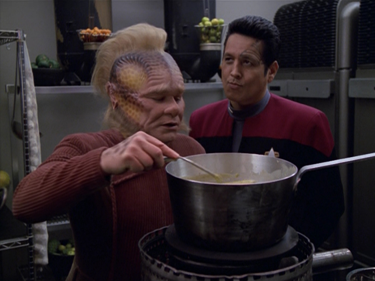 extant_StarTrek_VOY_5x21-Juggernaut_01516.jpg