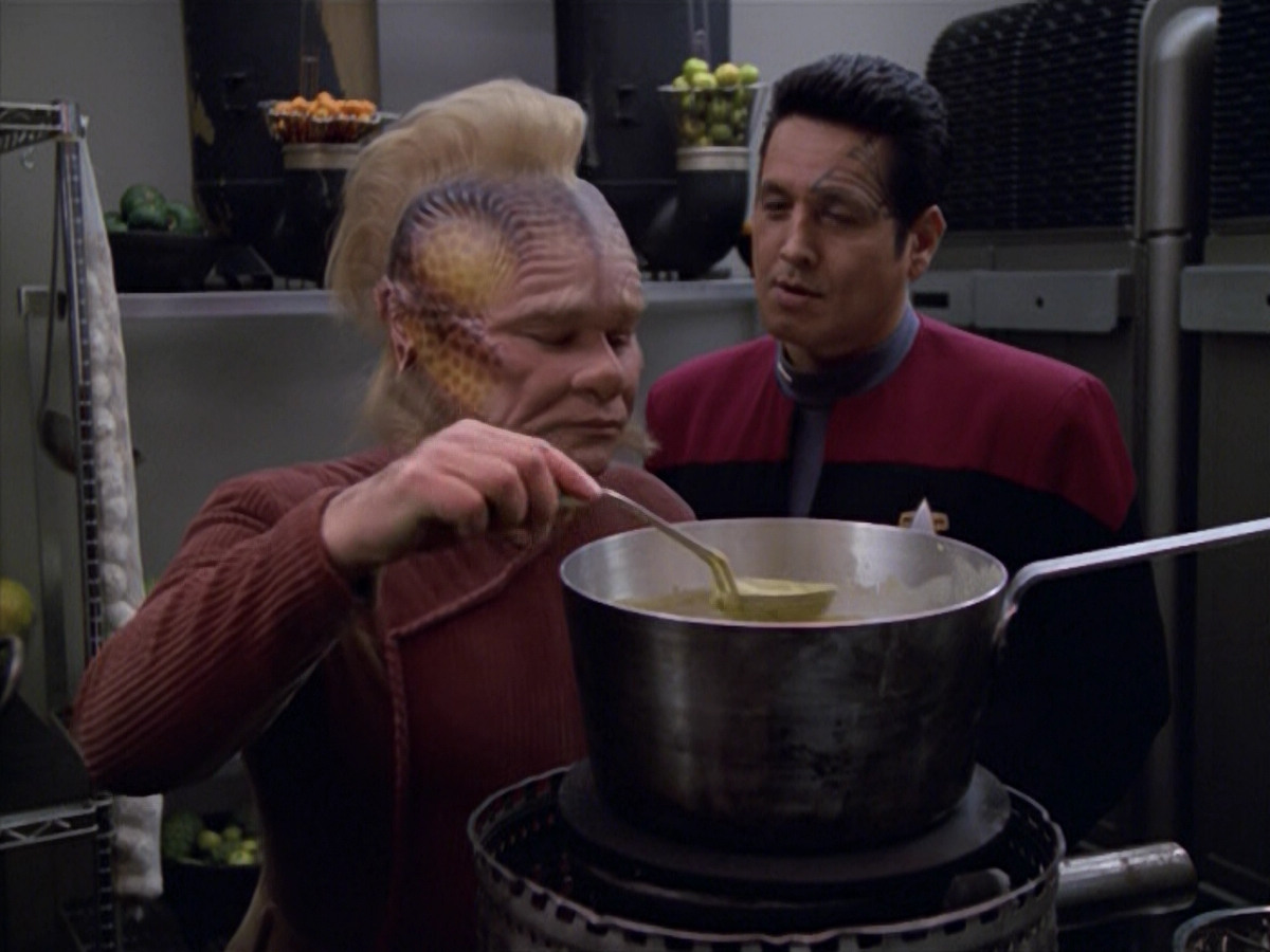 extant_StarTrek_VOY_5x21-Juggernaut_01517.jpg
