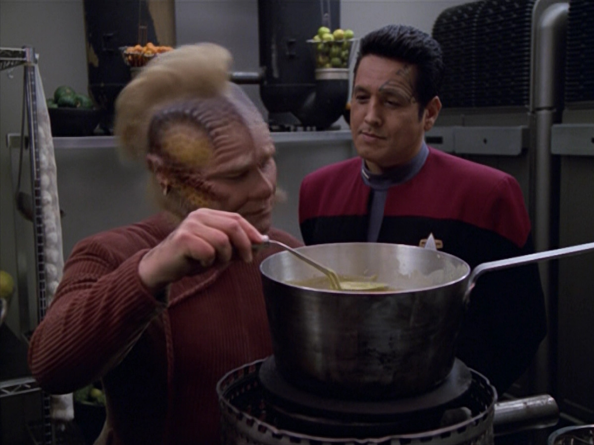 extant_StarTrek_VOY_5x21-Juggernaut_01518.jpg