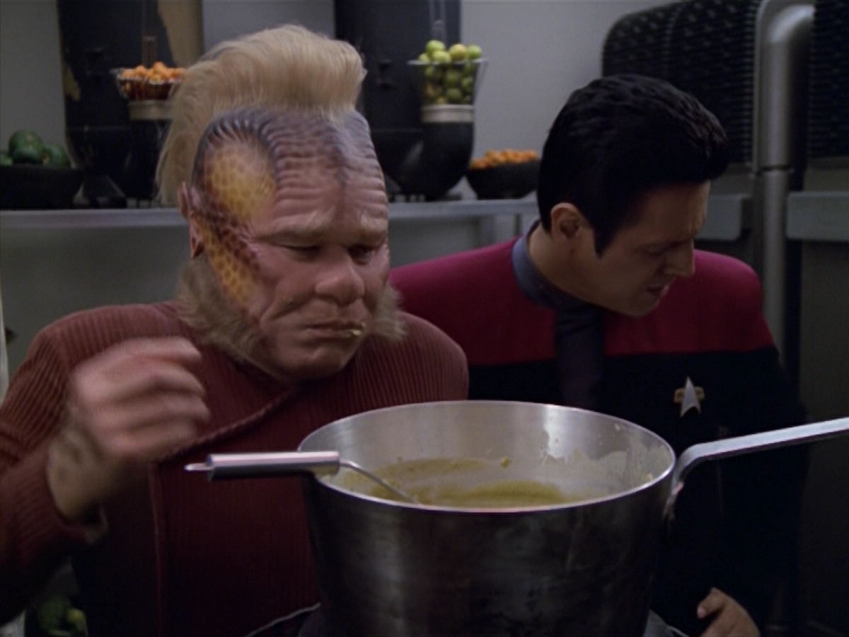 extant_StarTrek_VOY_5x21-Juggernaut_01528.jpg