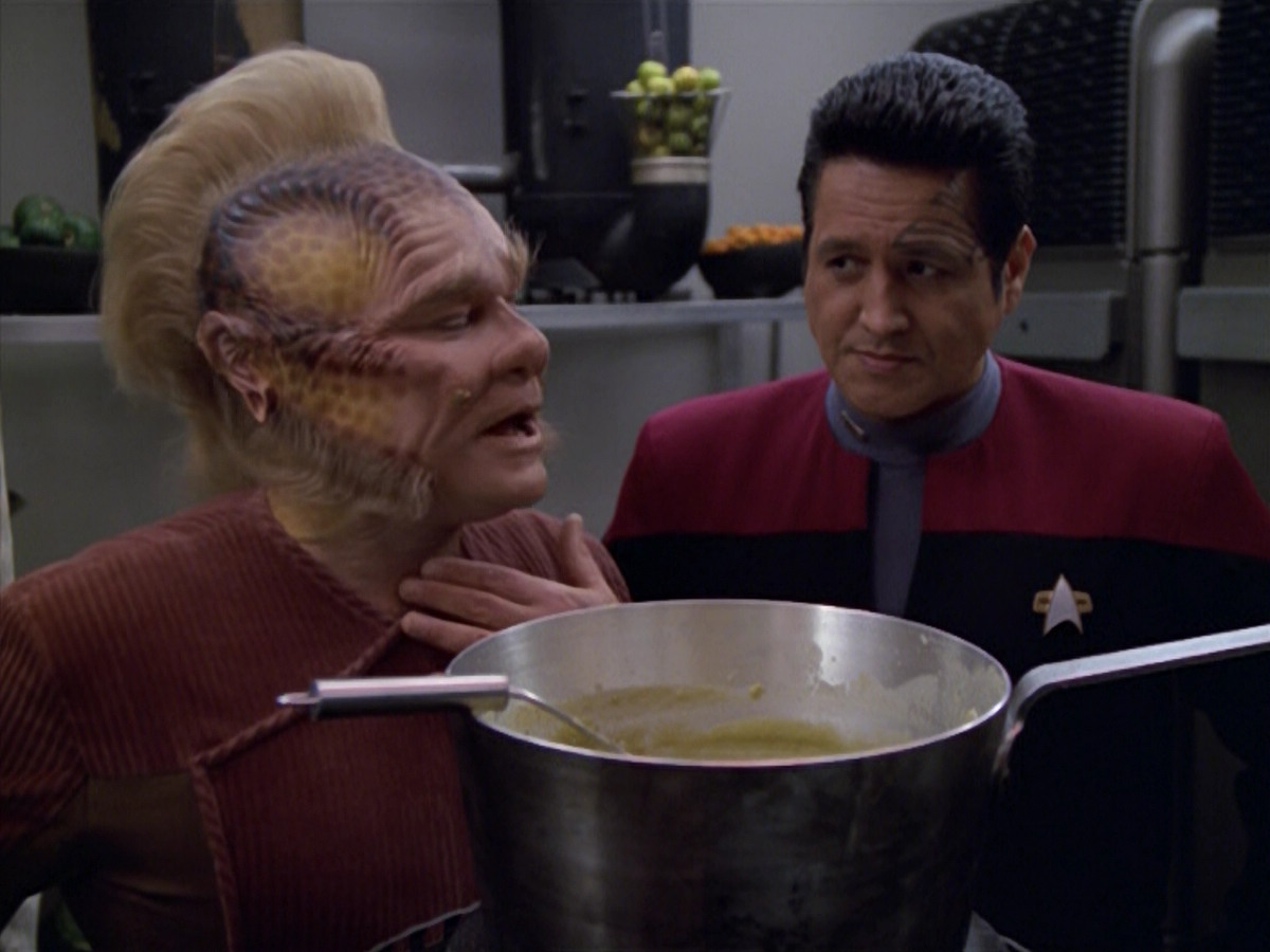 extant_StarTrek_VOY_5x21-Juggernaut_01541.jpg