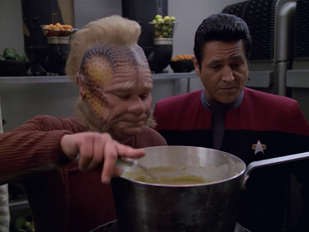extant_StarTrek_VOY_5x21-Juggernaut_01544.jpg
