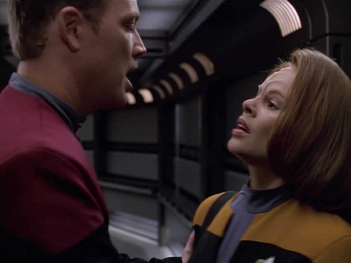 extant_StarTrek_VOY_5x21-Juggernaut_01605.jpg