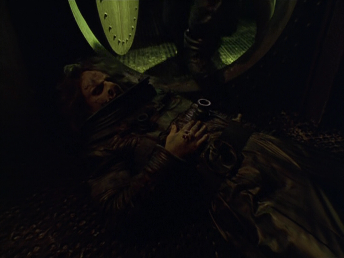 extant_StarTrek_VOY_5x21-Juggernaut_01709.jpg
