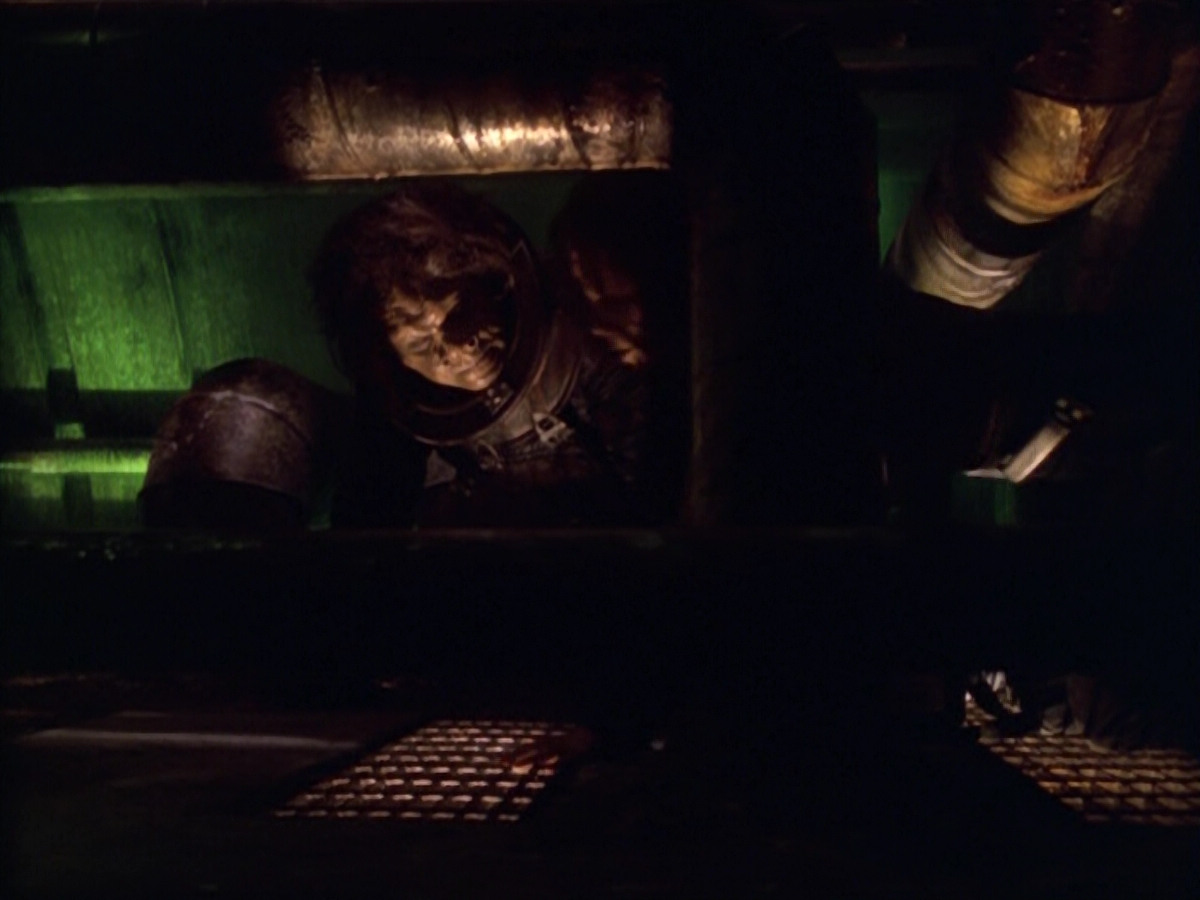 extant_StarTrek_VOY_5x21-Juggernaut_01804.jpg