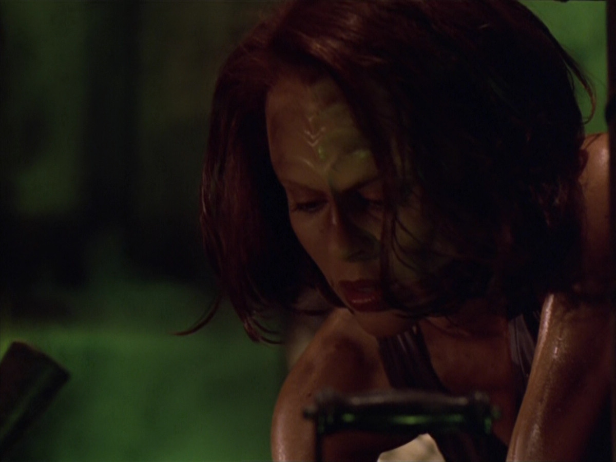 extant_StarTrek_VOY_5x21-Juggernaut_01868.jpg