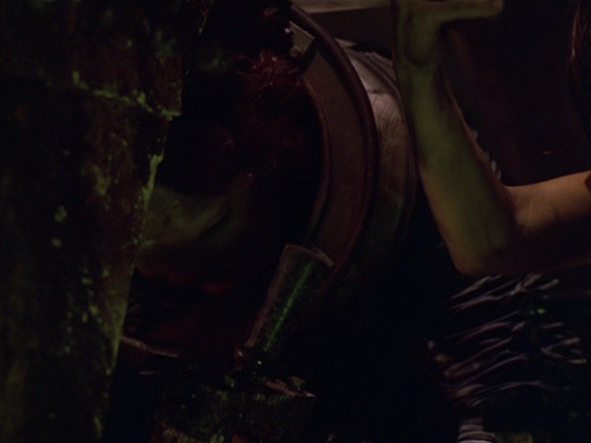 extant_StarTrek_VOY_5x21-Juggernaut_01874.jpg
