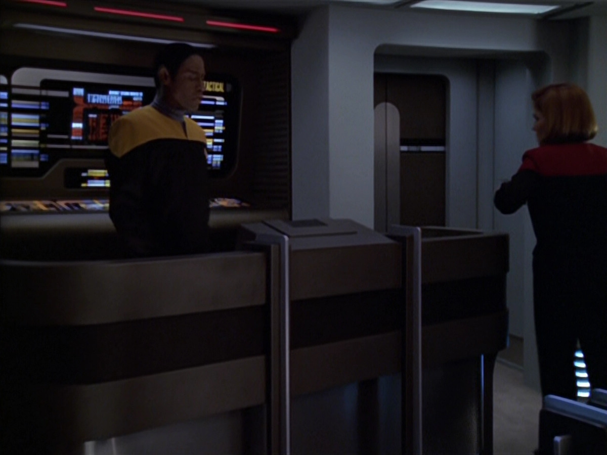 extant_StarTrek_VOY_5x21-Juggernaut_02224.jpg