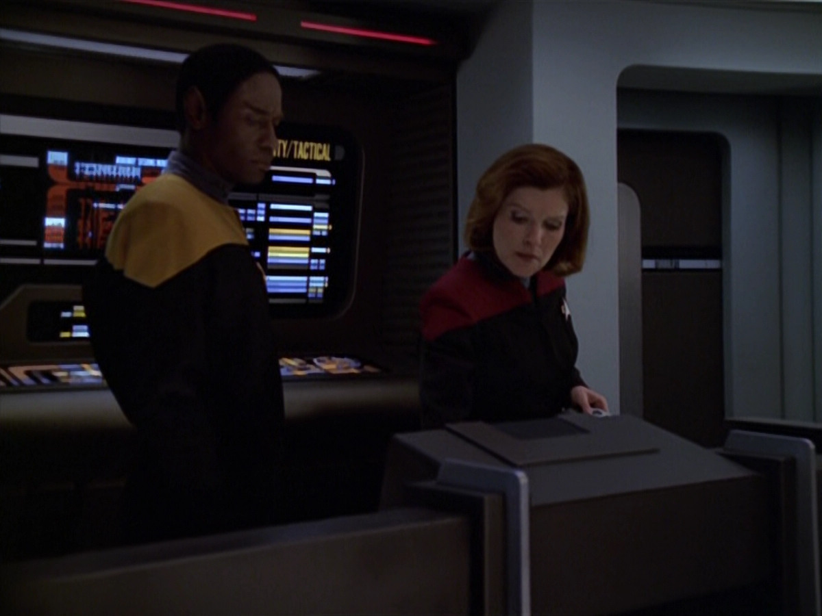 extant_StarTrek_VOY_5x21-Juggernaut_02230.jpg