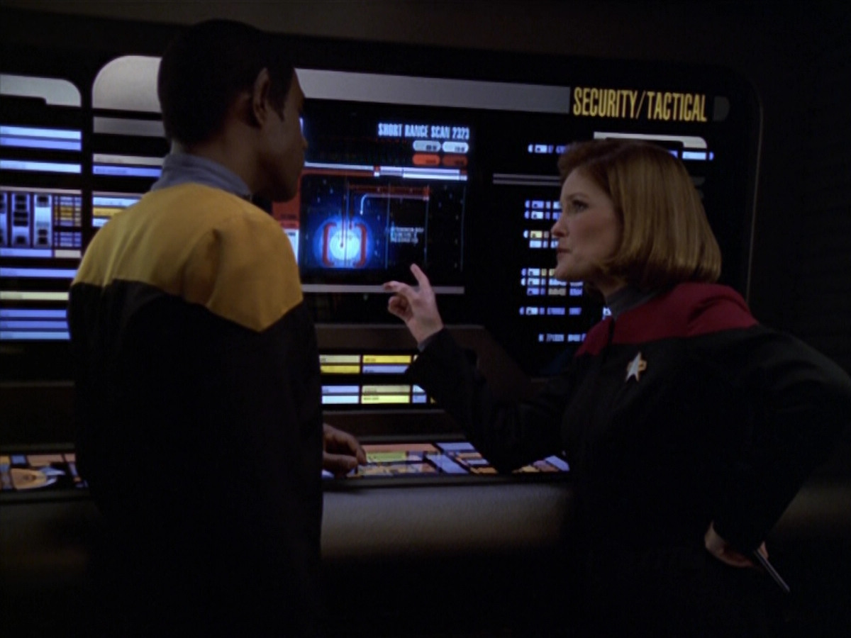 extant_StarTrek_VOY_5x21-Juggernaut_02240.jpg