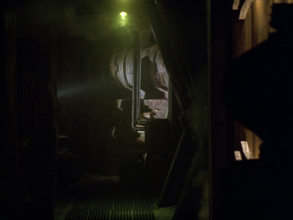 extant_StarTrek_VOY_5x21-Juggernaut_02274.jpg