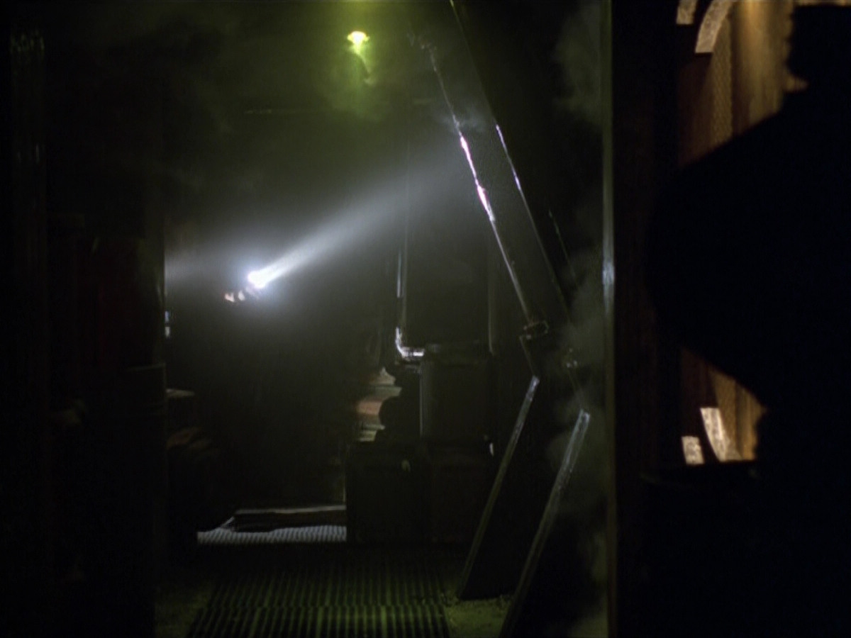 extant_StarTrek_VOY_5x21-Juggernaut_02276.jpg