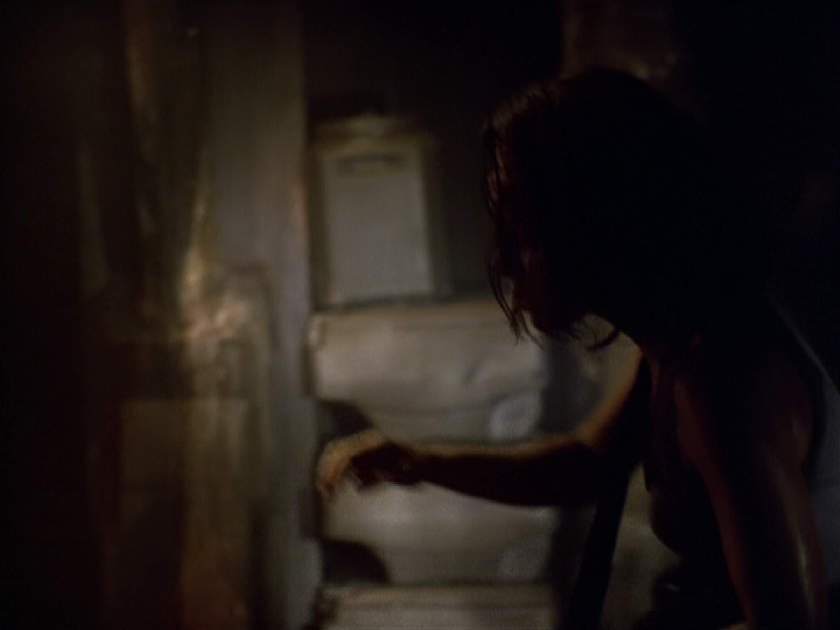 extant_StarTrek_VOY_5x21-Juggernaut_02305.jpg