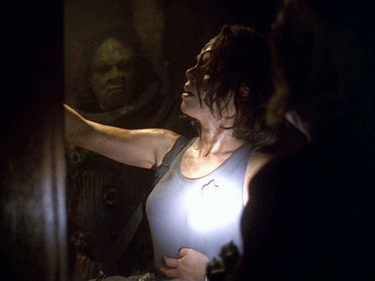 extant_StarTrek_VOY_5x21-Juggernaut_02316.jpg