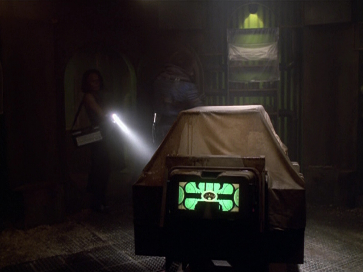 extant_StarTrek_VOY_5x21-Juggernaut_02381.jpg