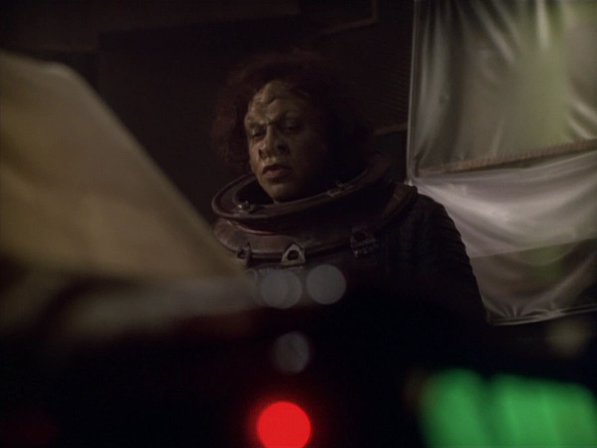 extant_StarTrek_VOY_5x21-Juggernaut_02410.jpg
