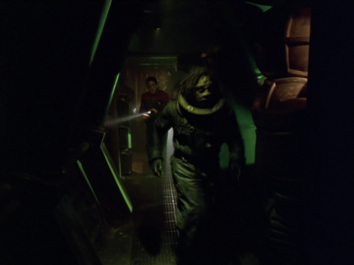 extant_StarTrek_VOY_5x21-Juggernaut_02557.jpg