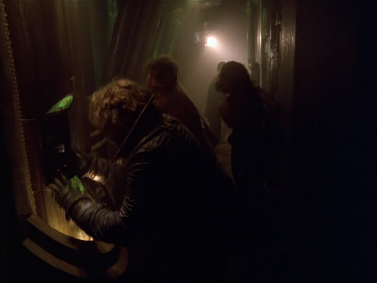 extant_StarTrek_VOY_5x21-Juggernaut_02563.jpg