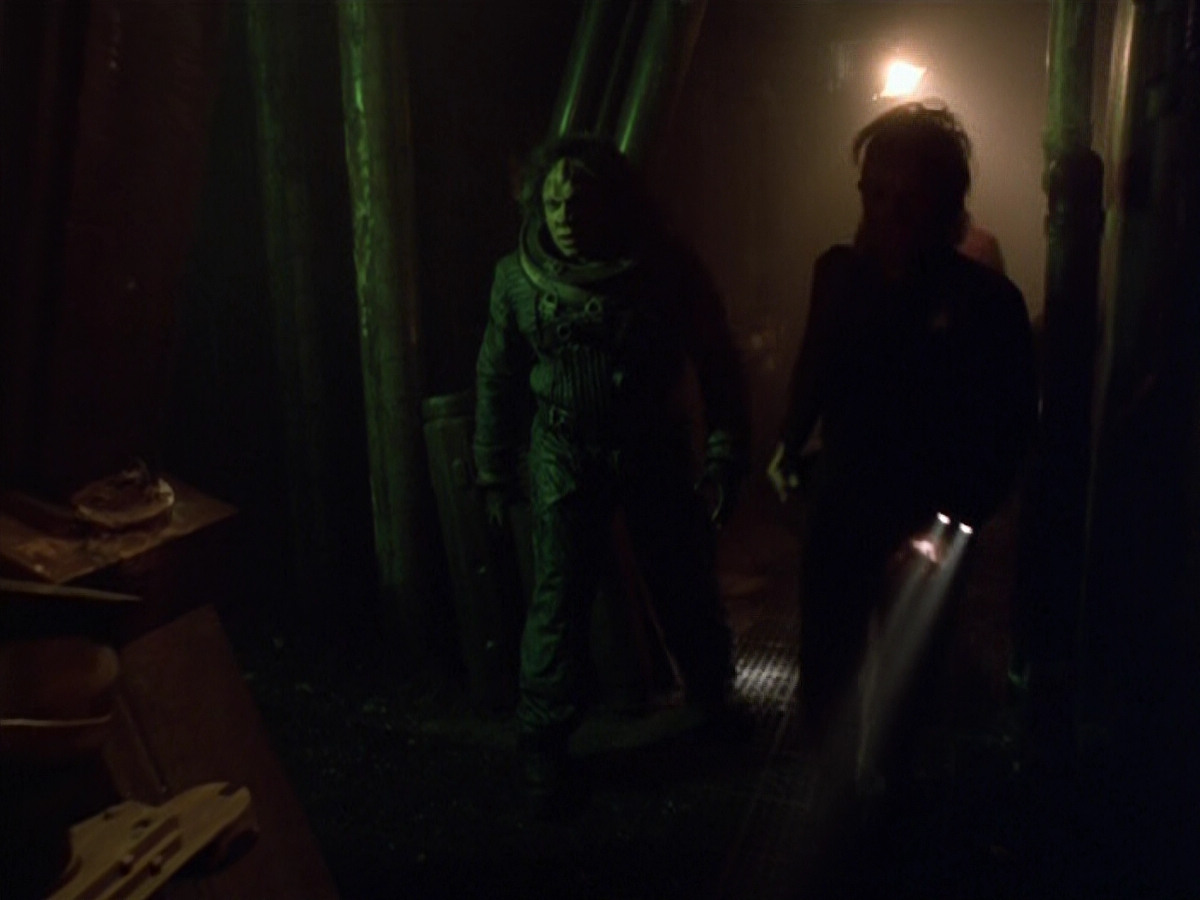 extant_StarTrek_VOY_5x21-Juggernaut_02572.jpg