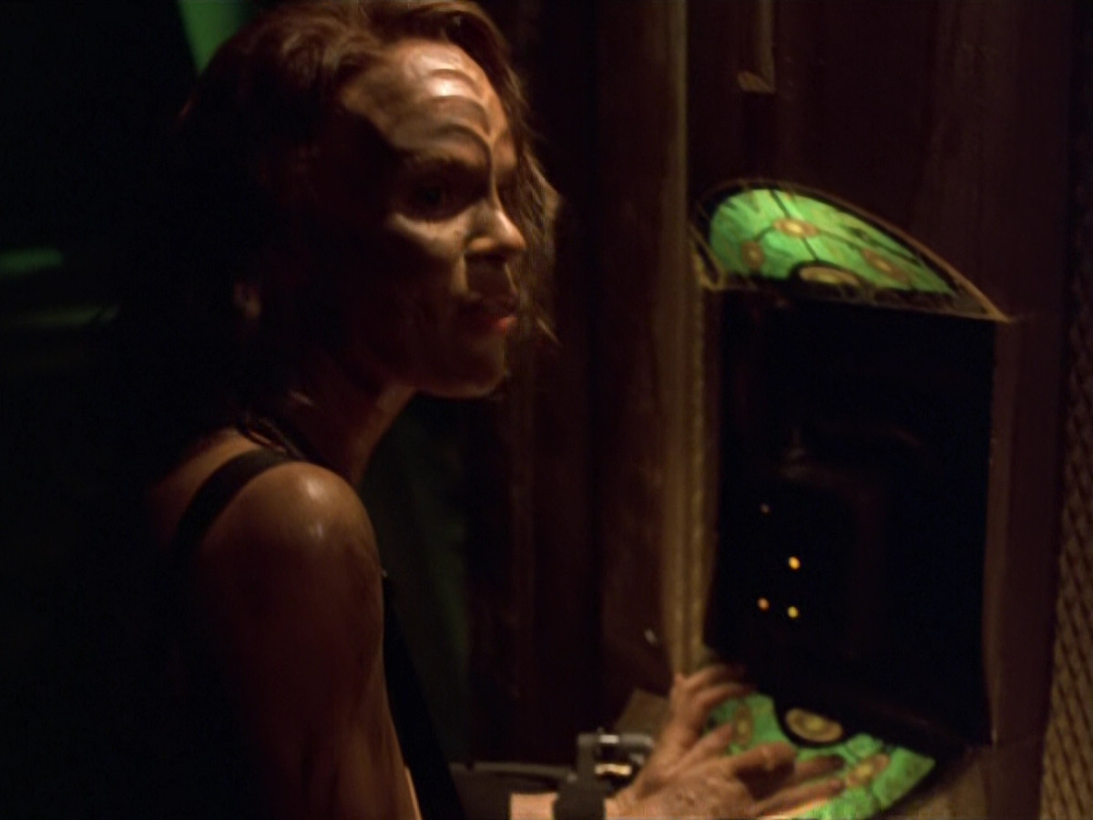 extant_StarTrek_VOY_5x21-Juggernaut_02576.jpg