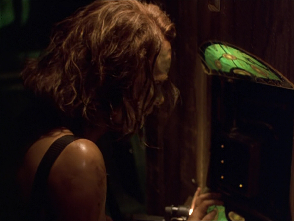extant_StarTrek_VOY_5x21-Juggernaut_02584.jpg