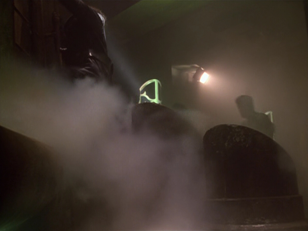 extant_StarTrek_VOY_5x21-Juggernaut_02597.jpg