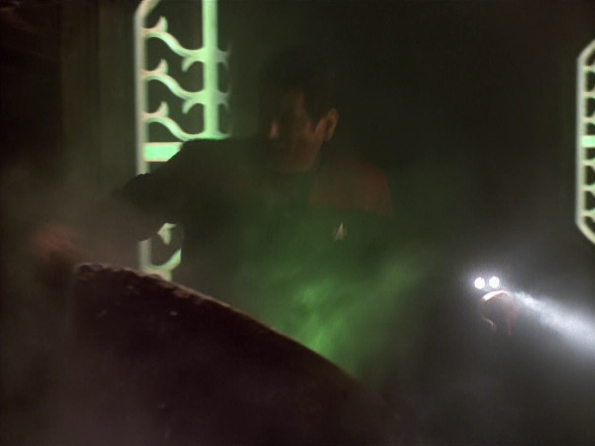 extant_StarTrek_VOY_5x21-Juggernaut_02605.jpg