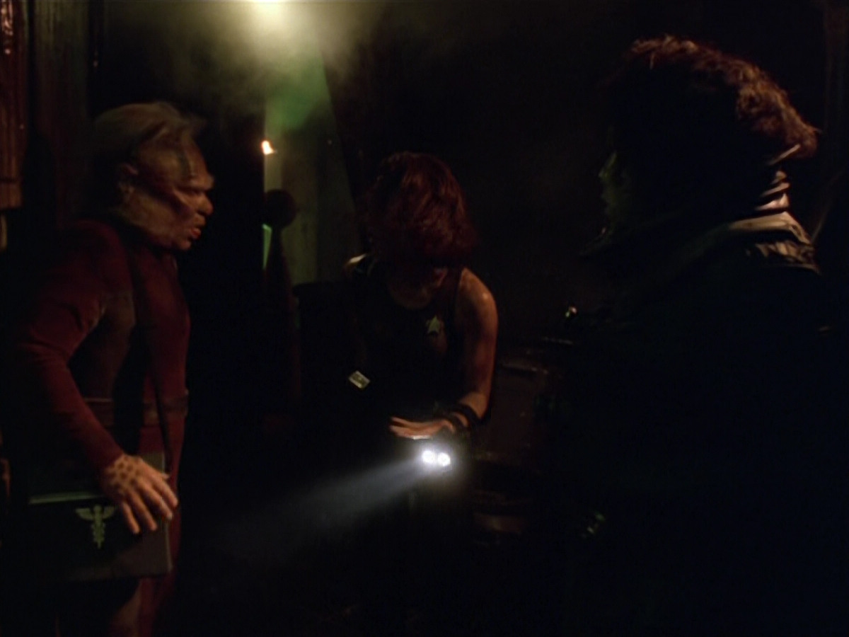 extant_StarTrek_VOY_5x21-Juggernaut_02624.jpg