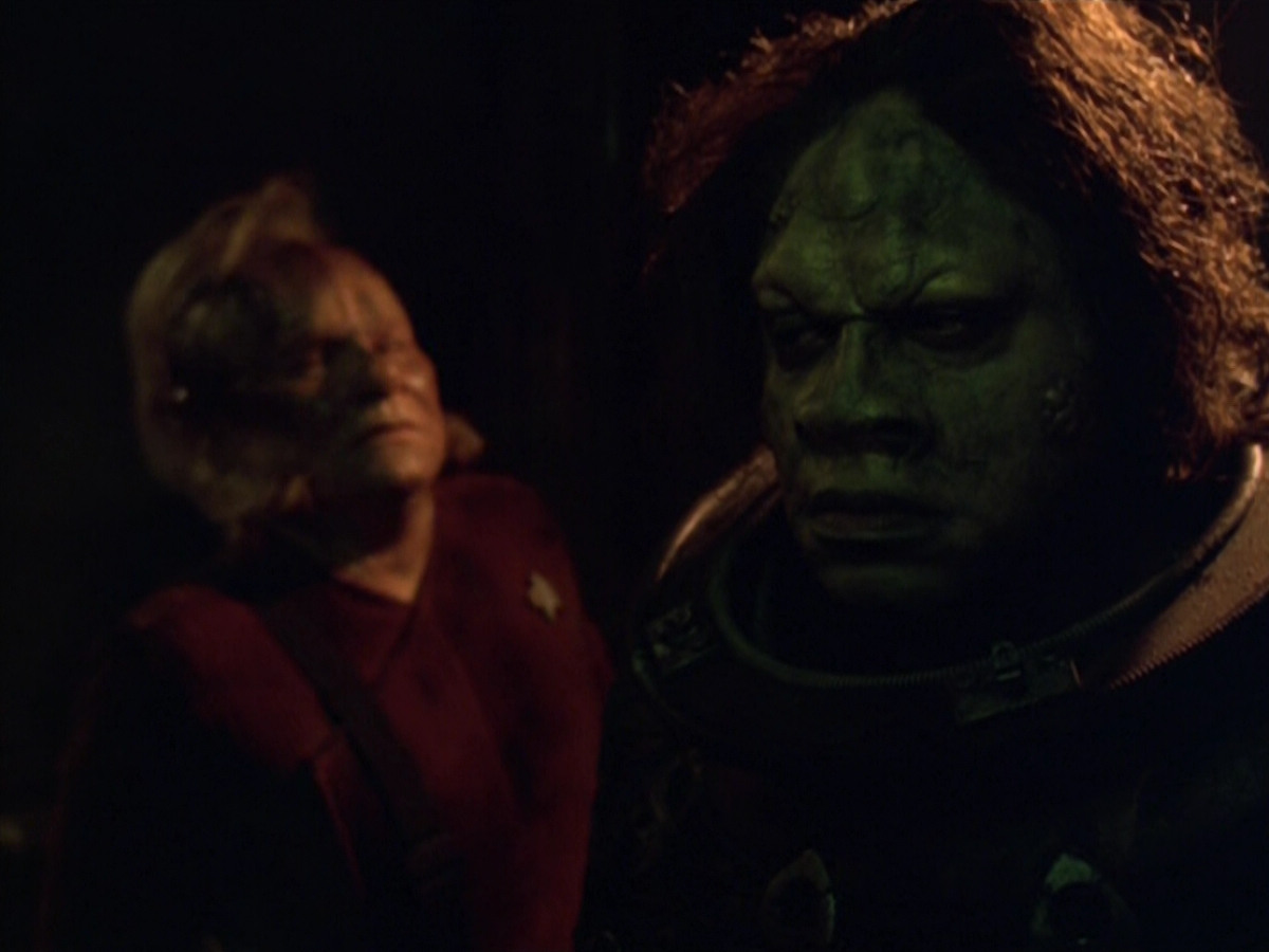 extant_StarTrek_VOY_5x21-Juggernaut_02650.jpg