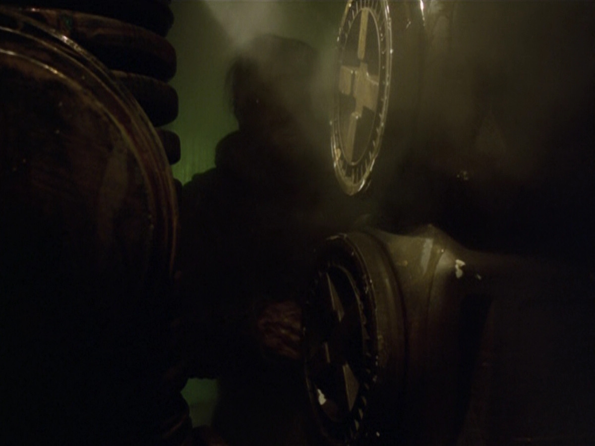 extant_StarTrek_VOY_5x21-Juggernaut_02685.jpg