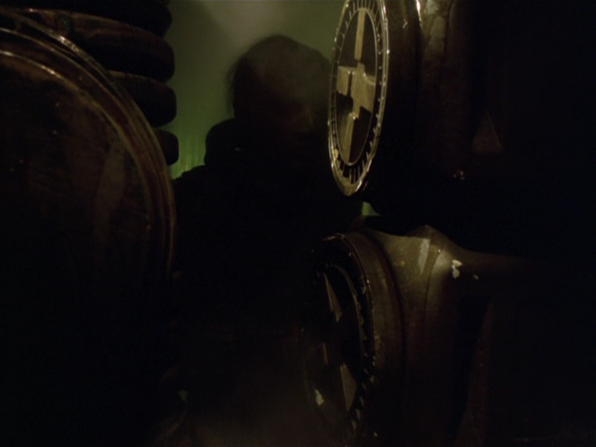 extant_StarTrek_VOY_5x21-Juggernaut_02686.jpg