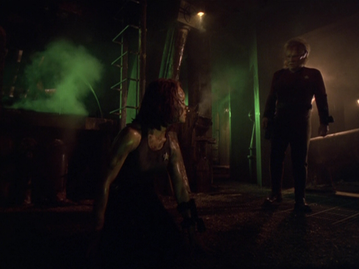extant_StarTrek_VOY_5x21-Juggernaut_02780.jpg