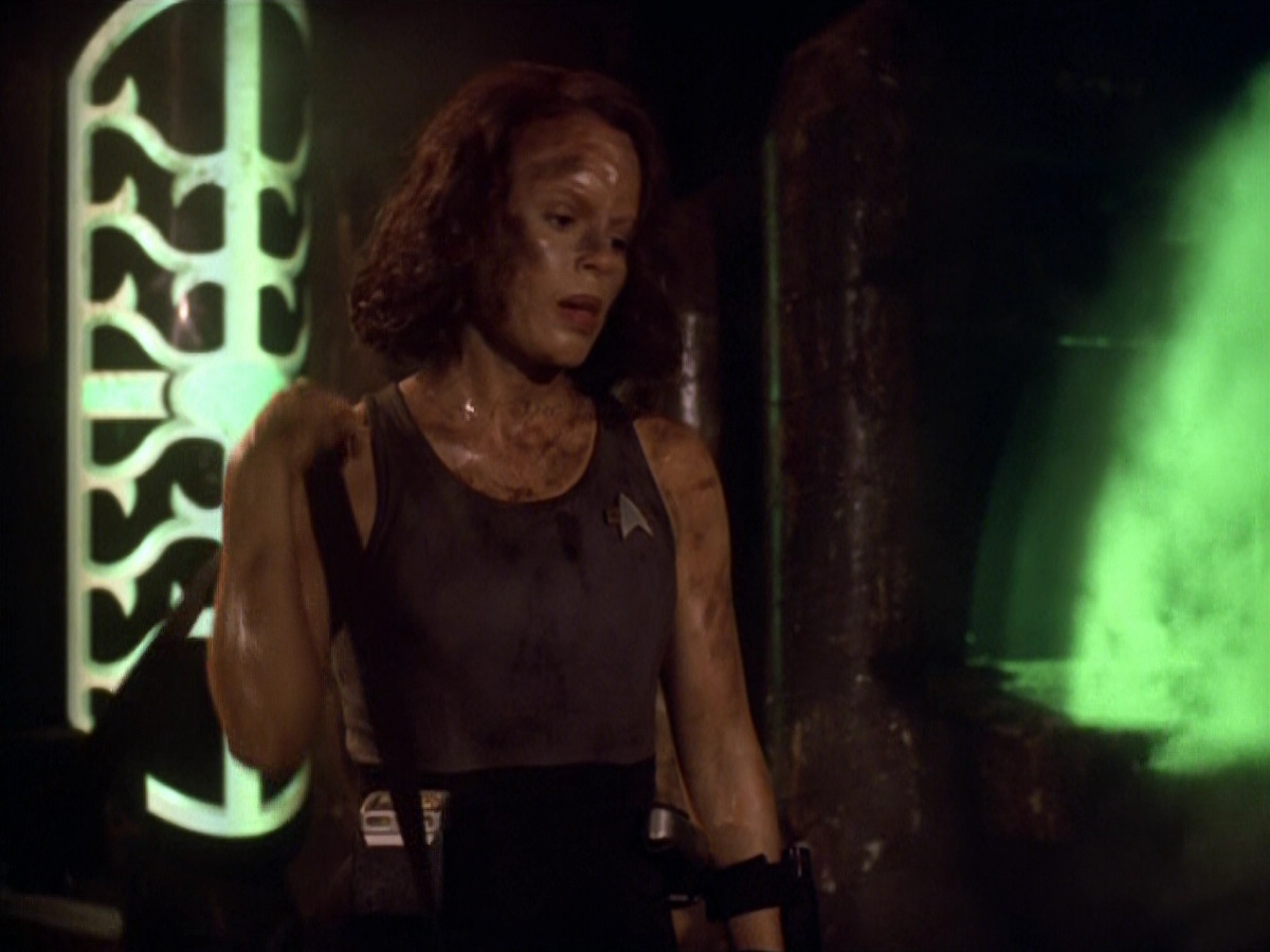 extant_StarTrek_VOY_5x21-Juggernaut_02807.jpg