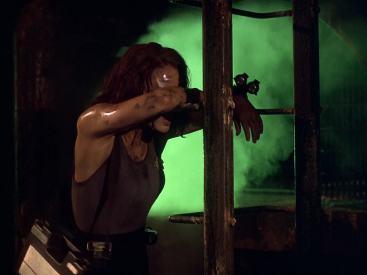 extant_StarTrek_VOY_5x21-Juggernaut_02822.jpg