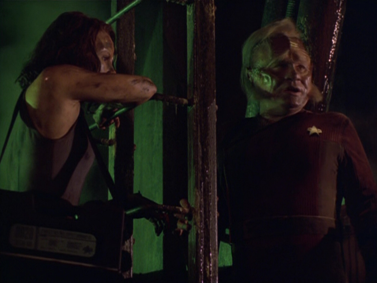 extant_StarTrek_VOY_5x21-Juggernaut_02837.jpg