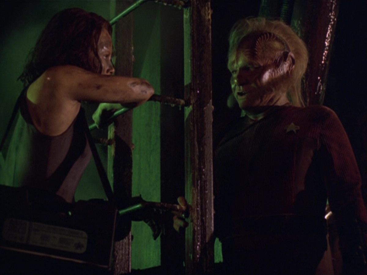 extant_StarTrek_VOY_5x21-Juggernaut_02843.jpg