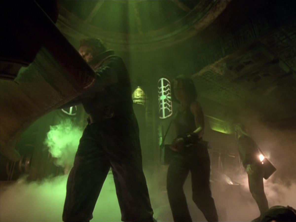 extant_StarTrek_VOY_5x21-Juggernaut_02915.jpg