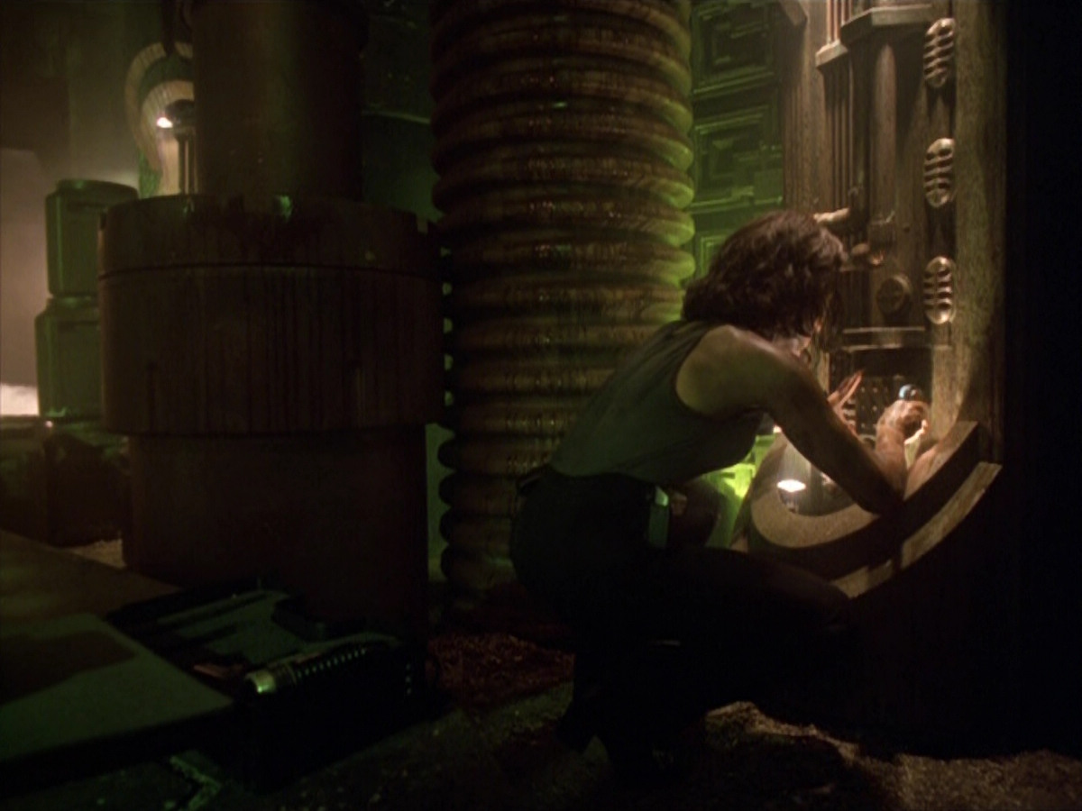 extant_StarTrek_VOY_5x21-Juggernaut_02940.jpg