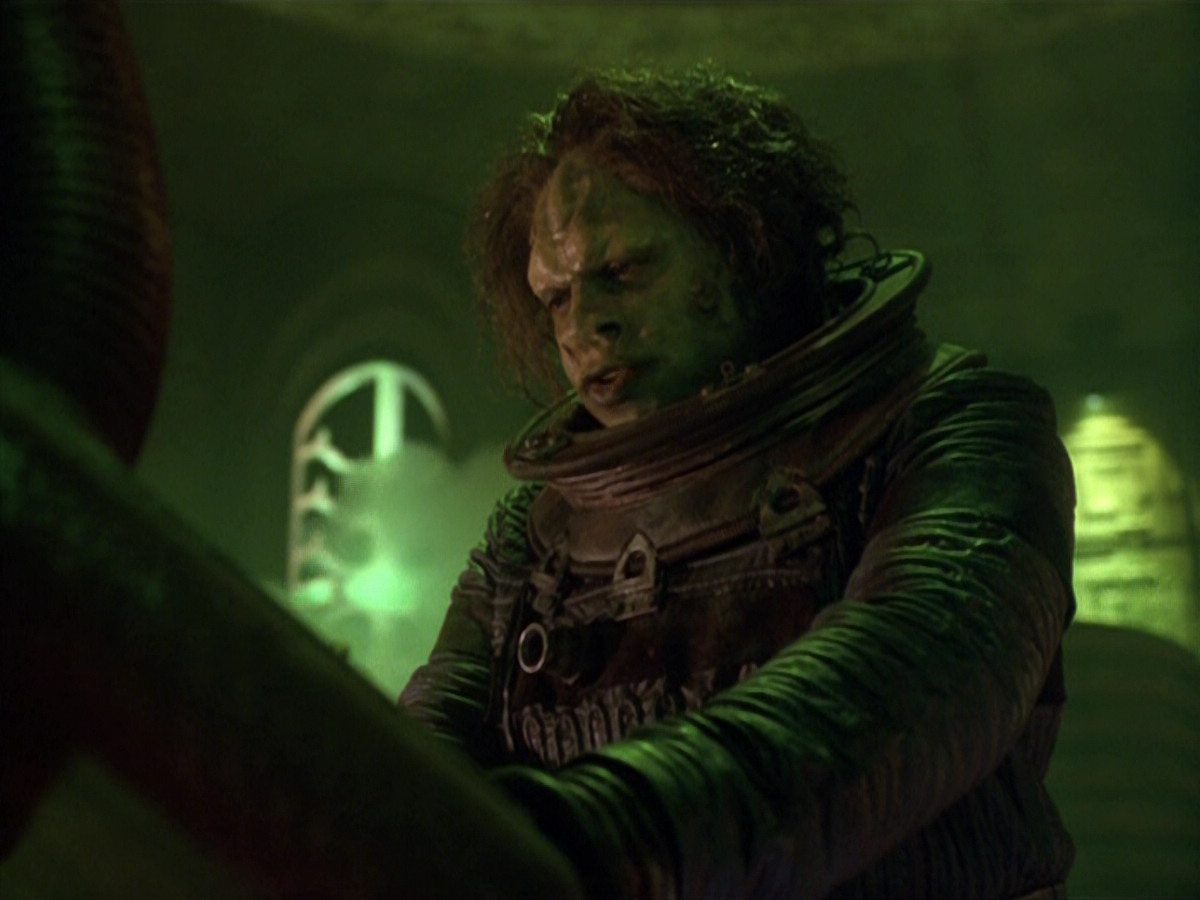 extant_StarTrek_VOY_5x21-Juggernaut_02951.jpg