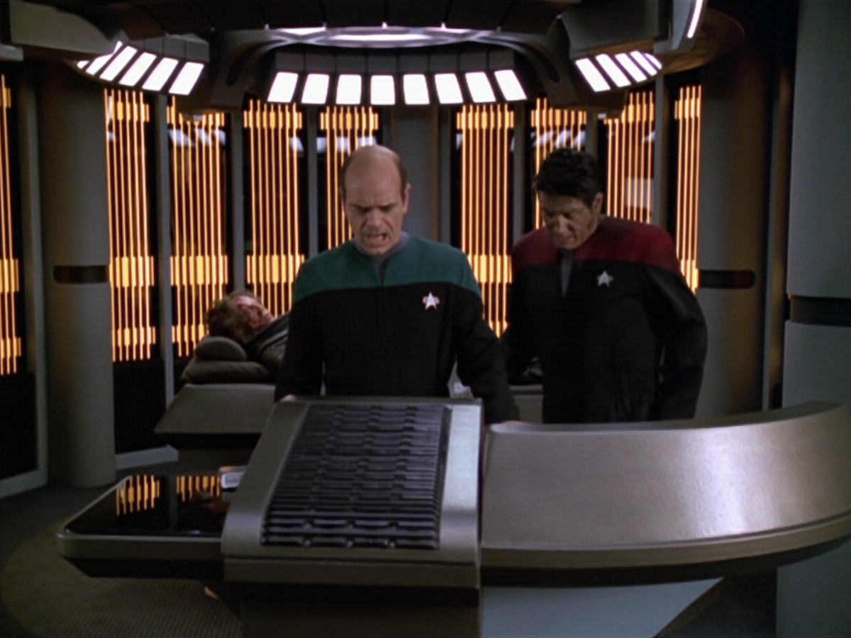 extant_StarTrek_VOY_5x21-Juggernaut_03020.jpg